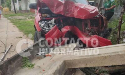 Camioneta derriba instalaciones eléctricas y deja sin luz a varias familias en El Naranjito