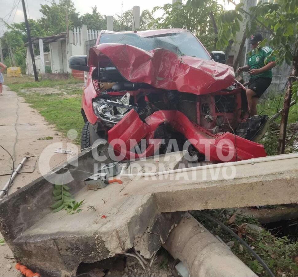 Camioneta derriba instalaciones eléctricas y deja sin luz a varias familias en El Naranjito