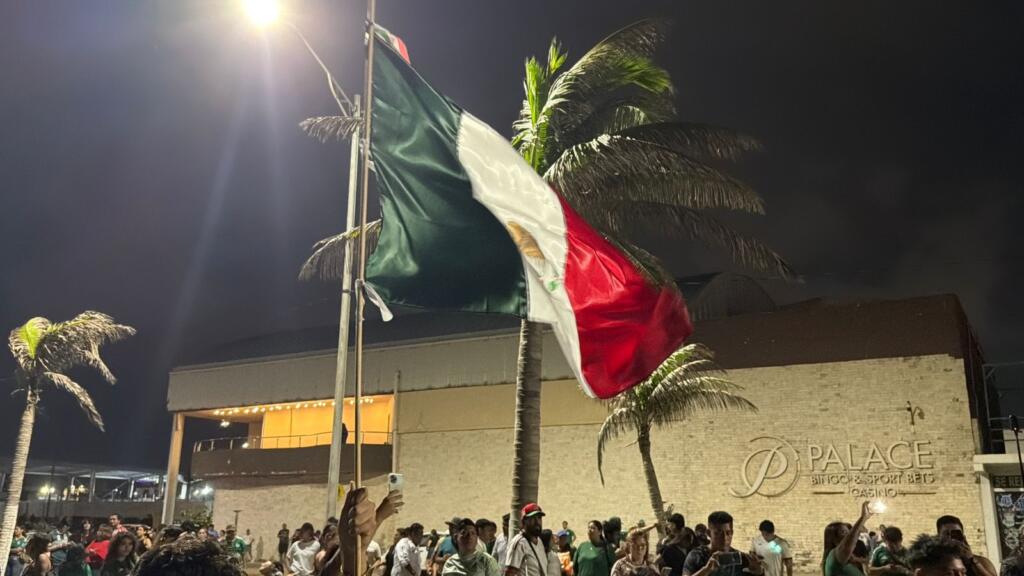 Cientos celebran en el malecón de Coatzacoalcos el triunfo de México en el Mundial