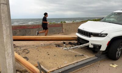 Conductor abandona camioneta tras derribar poste de alumbrado en el malecón de Coatzacoalcos