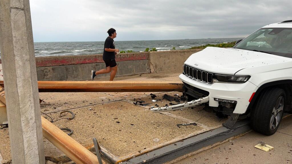 Conductor abandona camioneta tras derribar poste de alumbrado en el malecón de Coatzacoalcos