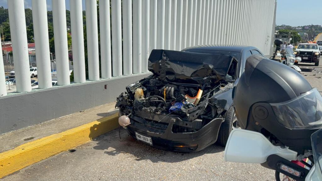 Auto termina destrozado tras chocar por alcance contra unidad de carga en el puente Joroba de Coatzacoalcos