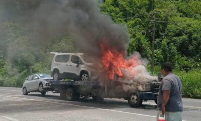 Se incendia grúa que transportaba vehículos sobre la carretera Villahermosa-Coatzacoalcos; no hubo lesionados