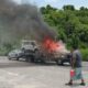 Se incendia grúa que transportaba vehículos sobre la carretera Villahermosa-Coatzacoalcos; no hubo lesionados