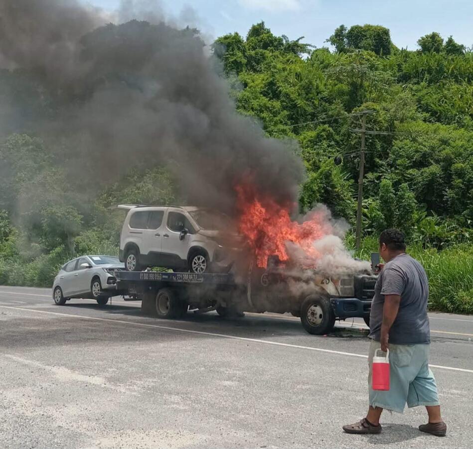 Se incendia grúa que transportaba vehículos sobre la carretera Villahermosa-Coatzacoalcos; no hubo lesionados