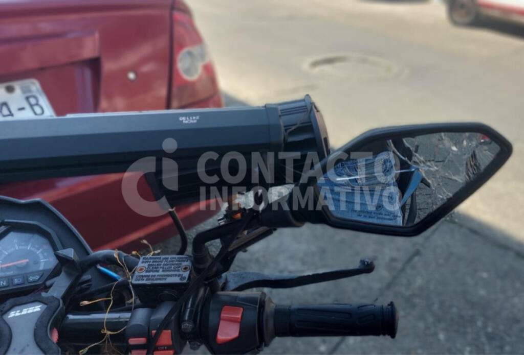 Botella tirada en la calle provoca accidente de motociclista en pleno Centro de Minatitlán