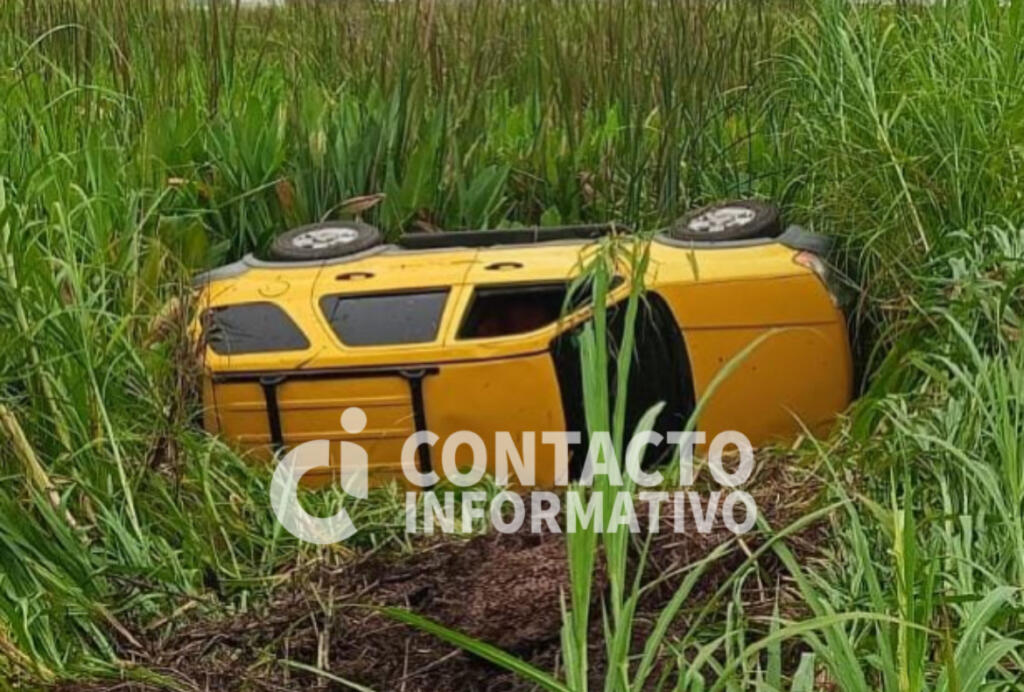 Pierde el control y termina dentro del pantano en la carretera Las Matas