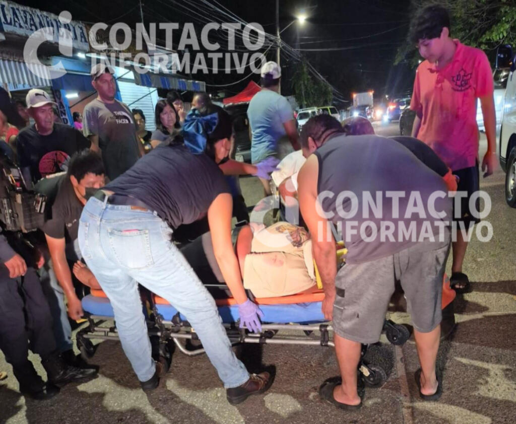 Derrapa en plena avenida y termina hospitalizada; moviliza a cuerpos de emergencia en Minatitlán