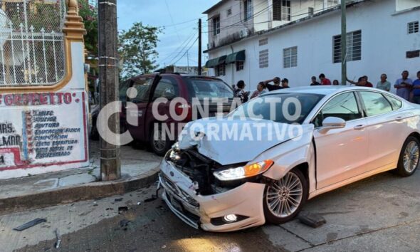 (+VIDEO) Aparatoso choque en El Palmar deja una mujer herida; investigan si un conductor escapaba de otro percance
