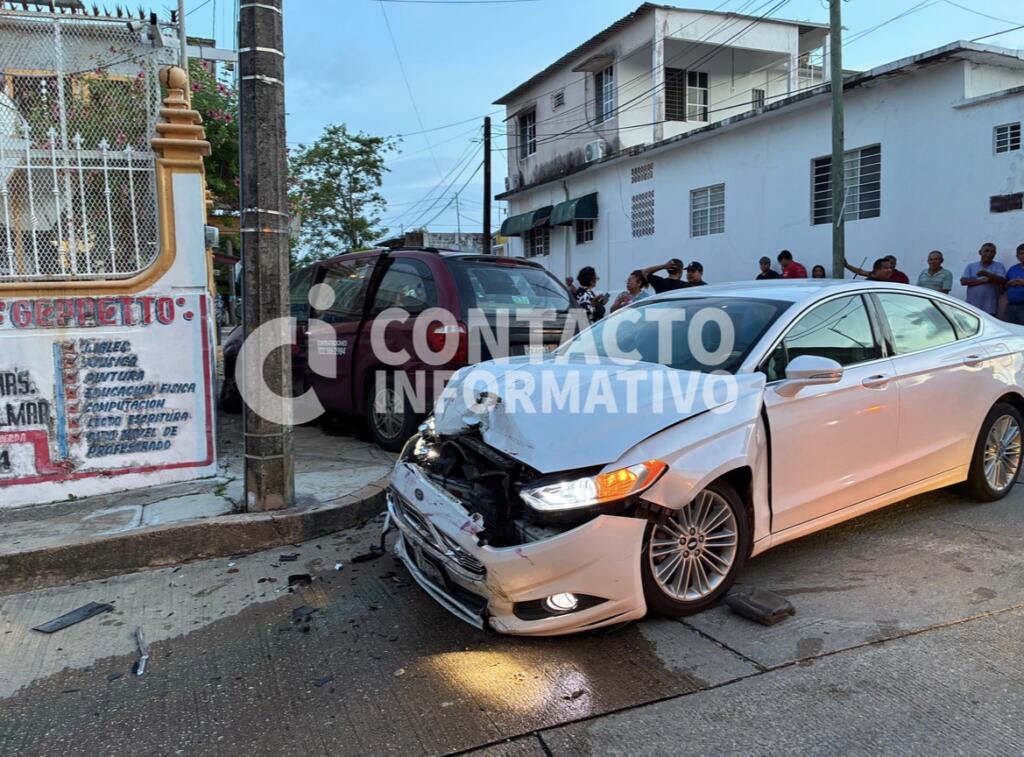 (+VIDEO) Aparatoso choque en El Palmar deja una mujer herida; investigan si un conductor escapaba de otro percance