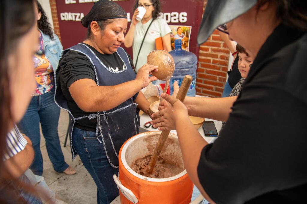 Ayuntamiento promueve tradiciones con taller de elaboración de popo en Coatzacoalcos