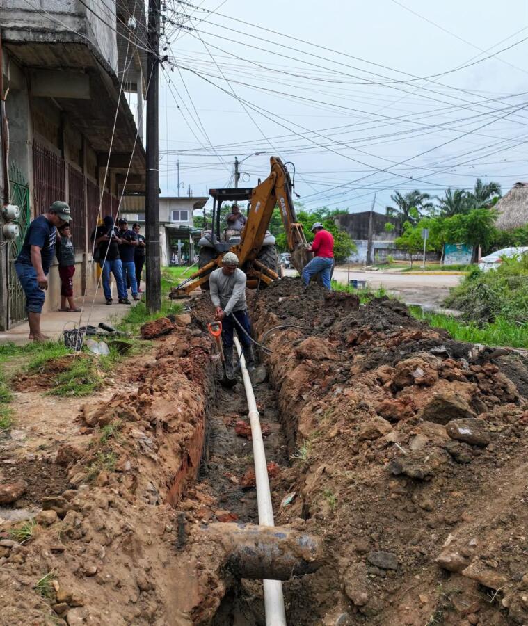 Gobierno de Minatitlán mejora la red de agua potable y drenaje