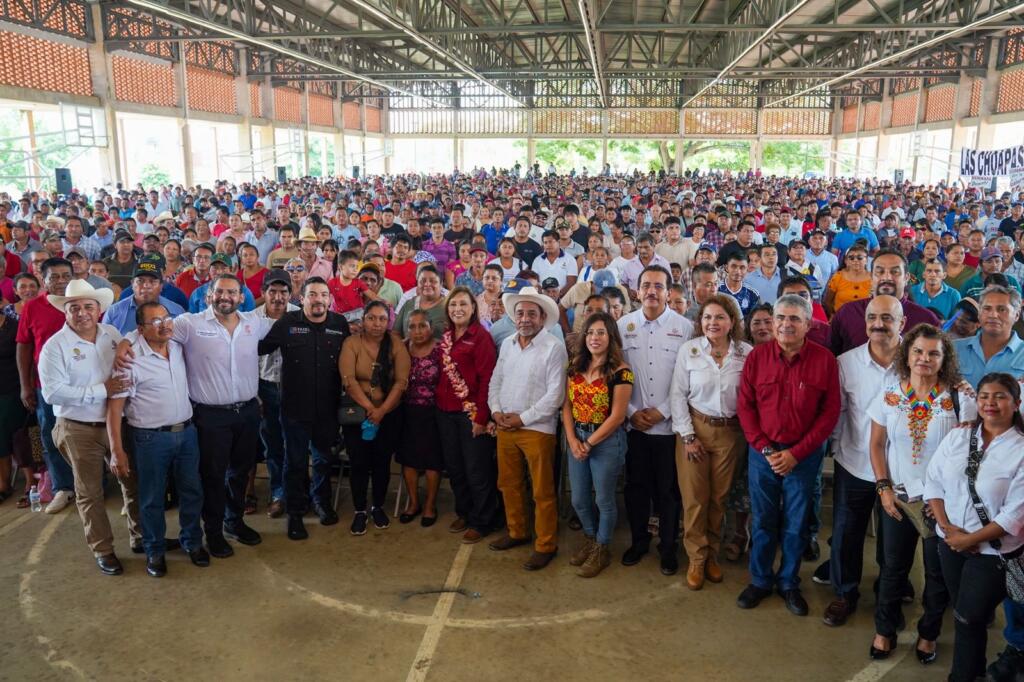 Rocío Nahle entrega apoyos al sector acuícola y pesquero en Minatitlán