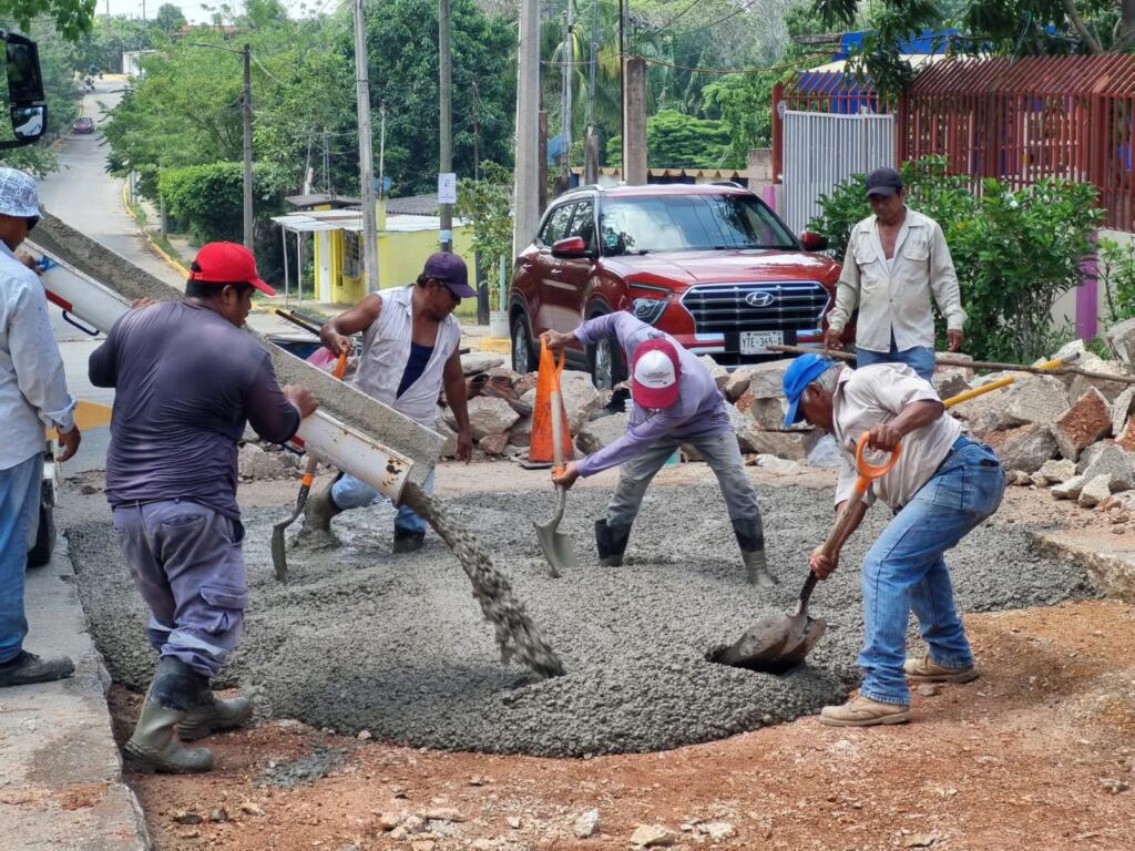 Refuerza Ayuntamiento de Cosoleacaque trabajos de bacheo para mejorar la movilidad