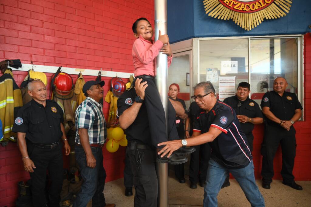 Vence Salvador la leucemia y cumple su sueño de ser Bombero Honorario en Coatzacoalcos