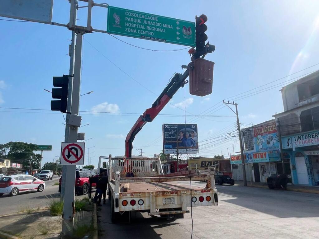 Fortalecen la seguridad vial con mantenimiento a semáforo