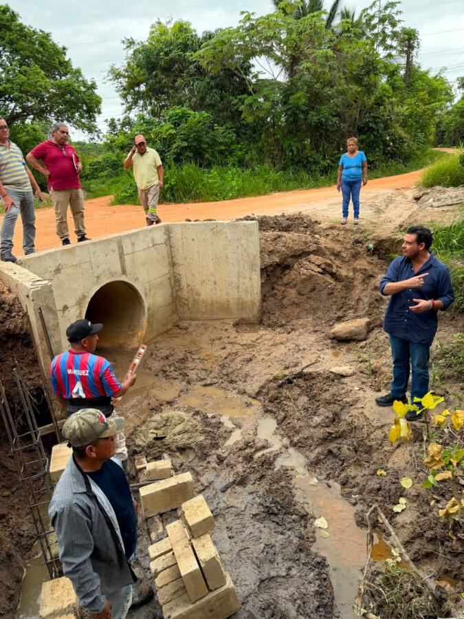 Cirilo Vázquez Parissi supervisa obras en el barrio Tercero de Cosoleacaque
