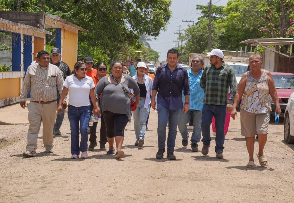 Cirilo Vázquez Parissi acerca servicios municipales a la colonia Agustín Acosta Lagunes
