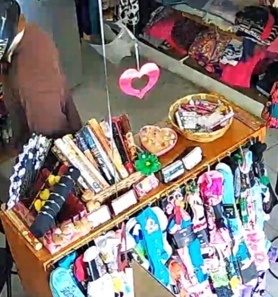 (+VIDEO)Entra armado a negocio y despoja de sus pertenencias a joven empleada en la colonia Santa Clara