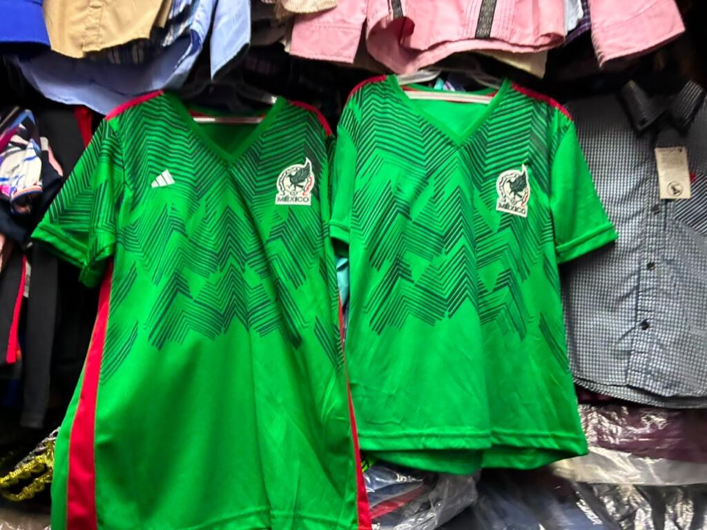 Se disparan las ventas de playeras de la Selección Mexicana en Minatitlán tras avanzar a octavos