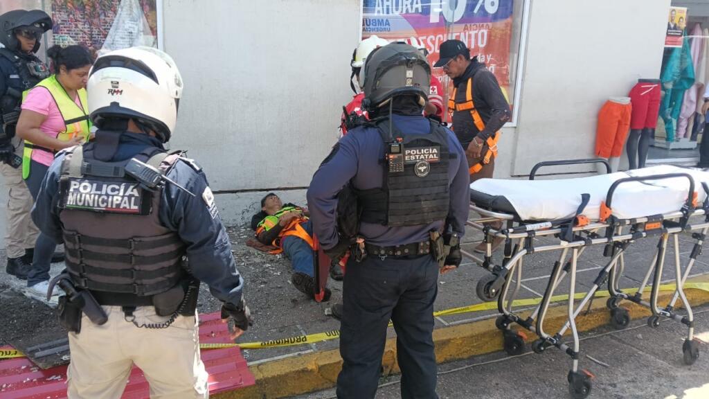 Cae de cinco metros de altura un trabajador que daba mantenimiento a negocio de telas en Coatzacoalcos