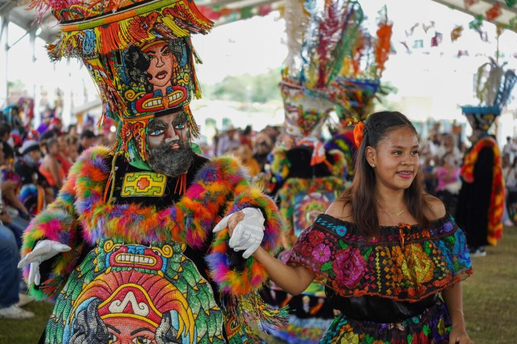 Cautiva Raymix al público de la Feria Cosoleacaque 2026