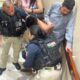Sujeto detenido en Plaza Crystal grabando mujeres en el baño acumula seis detenciones por conductas indebidas; falta de denuncias impide procesos penales