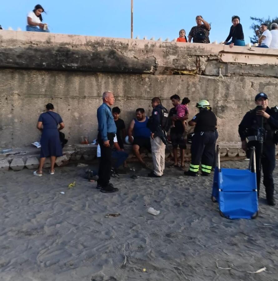 Tres personas son rescatadas de morir ahogadas cerca de las escolleras de Coatzacoalcos
