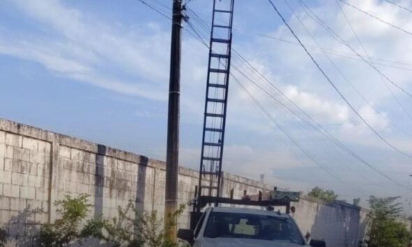 ¡Se cansaron de los apagones! Vecinos retienen unidad de CFE para exigir solución inmediata en la San Antonio