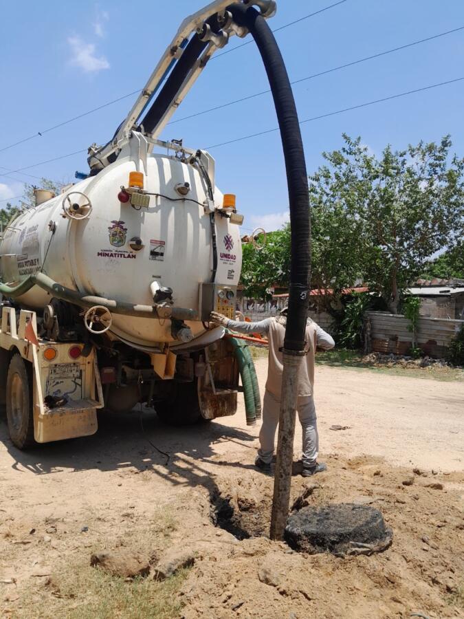 Gobierno Municipal, atiende afectación en drenaje sanitario de la colonia Benito Juárez