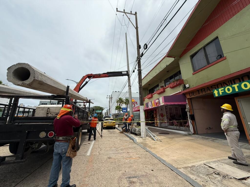 Comercios del centro piden aviso previo por cambio de postes en Coatzacoalcos. Se estiman que CFE y empresas han colocado 300