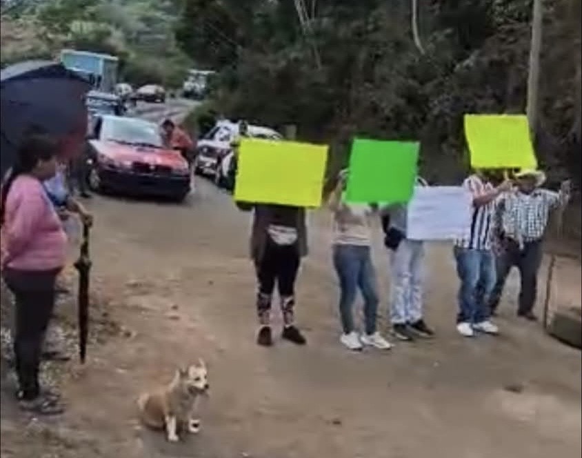 CERRADA LA CARRETERA FEDERAL 180: POBLADORES DE ZAPOAPAN BLOQUEAN EL TRAMO CATEMACO–JUAN DÍAZ COVARRUBIAS