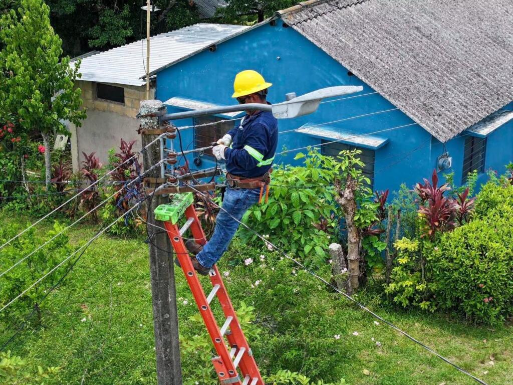 Gobierno de Minatitlán fortalece el alumbrado público en San Cristóbal