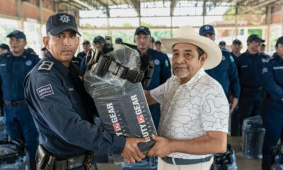 Guillermo Reyes Espronceda dignifica la labor policial con entrega de uniformes