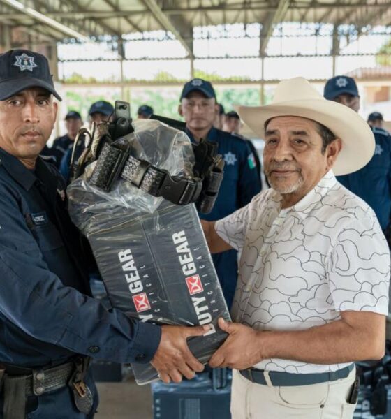 Guillermo Reyes Espronceda dignifica la labor policial con entrega de uniformes