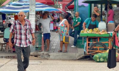 Planean liberar banquetas y vía pública para peatones en Coatzacoalcos, desde la gente que aparta lugares hasta establecidos que sacan su mercancía