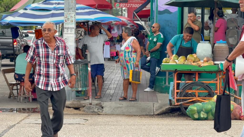 Planean liberar banquetas y vía pública para peatones en Coatzacoalcos, desde la gente que aparta lugares hasta establecidos que sacan su mercancía