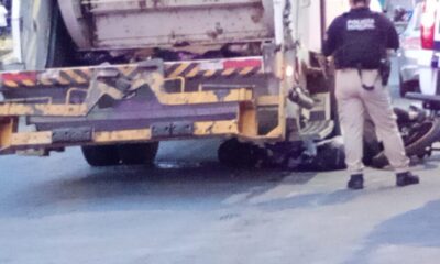 Muere motociclista aplastado por camión de limpia pública