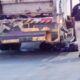 Muere motociclista aplastado por camión de limpia pública