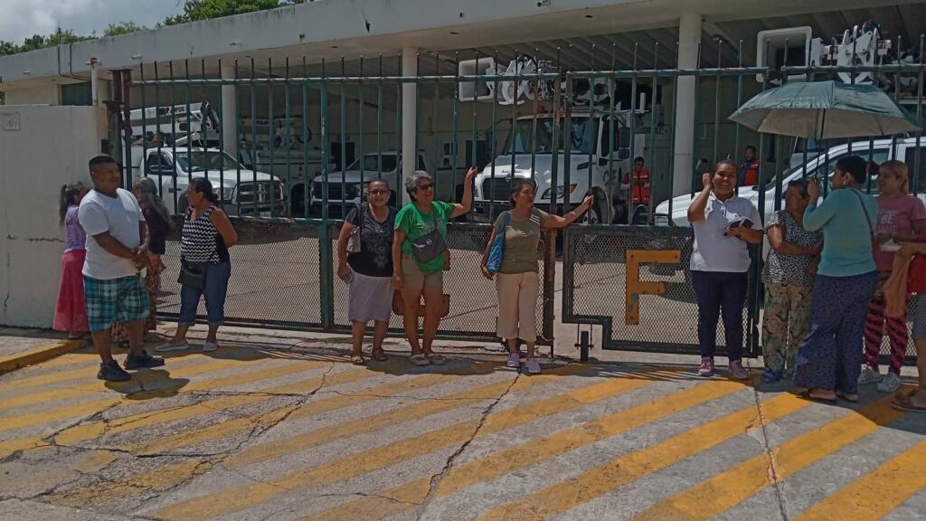 Protestan vecinos tras casi 48 horas sin energía eléctrica