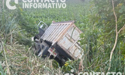 Volteo termina dentro del pantano en Las Matas; operador sale ileso