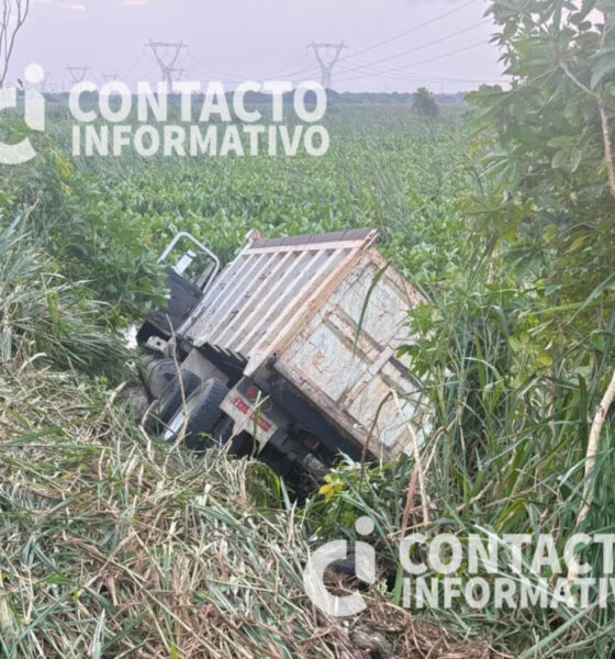 Volteo termina dentro del pantano en Las Matas; operador sale ileso