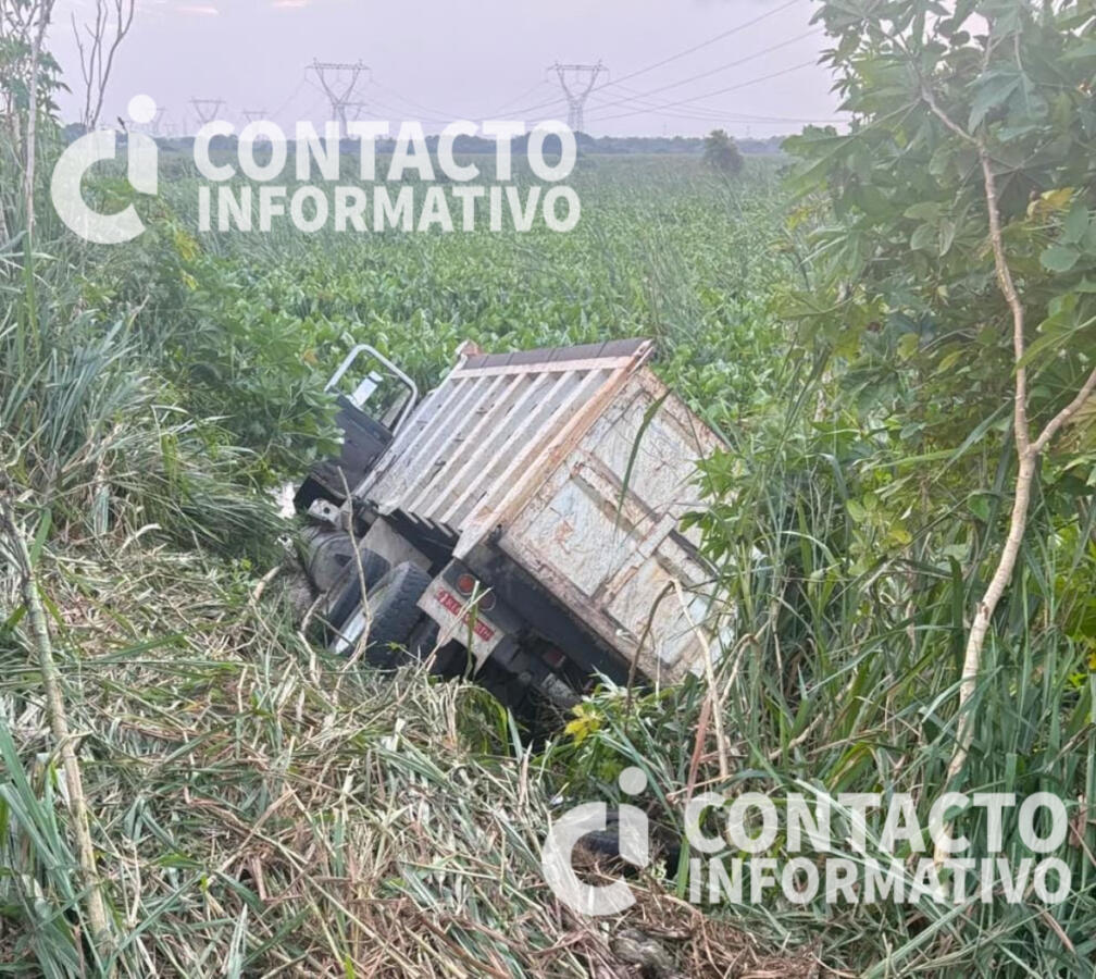 Volteo termina dentro del pantano en Las Matas; operador sale ileso