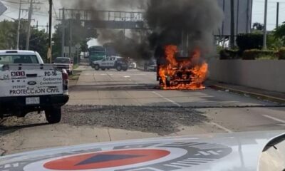 En la carretera Transístmica una camioneta se incendió y paralizó el tránsito de vehículos