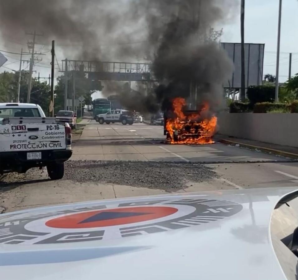 En la carretera Transístmica una camioneta se incendió y paralizó el tránsito de vehículos