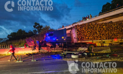 Tráiler cargado de madera queda destrozado tras chocar en la Nuevo Teapa-Cosoleacaque