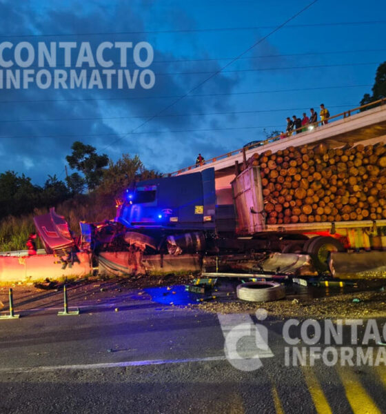 Tráiler cargado de madera queda destrozado tras chocar en la Nuevo Teapa-Cosoleacaque