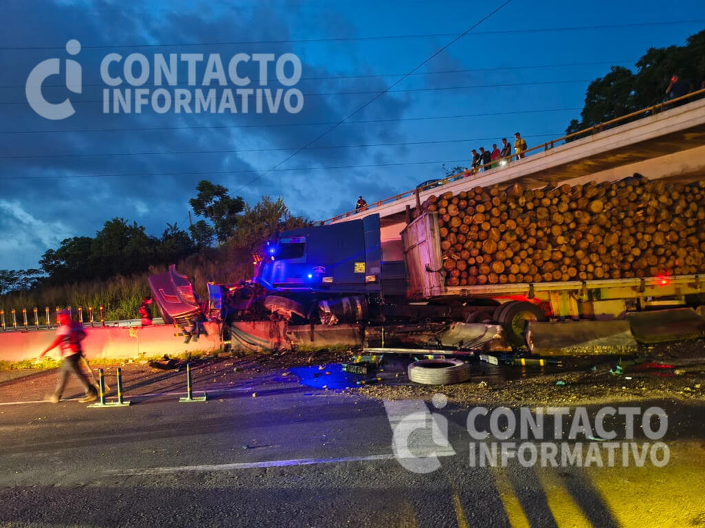 Tráiler cargado de madera queda destrozado tras chocar en la Nuevo Teapa-Cosoleacaque
