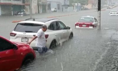 Fuertes lluvias dejan cerca de 20 vehículos varados en Coatzacoalcos