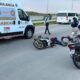 Automovilista embiste en el malecón a dos damas en motocicleta y escapa